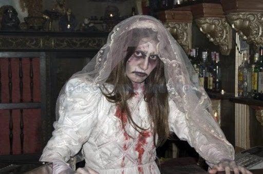 Cena con espectáculo de terror