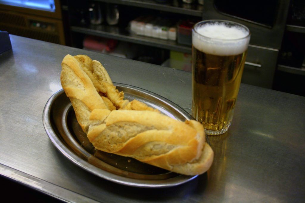 Bocadillo de calamares madrileño y caña